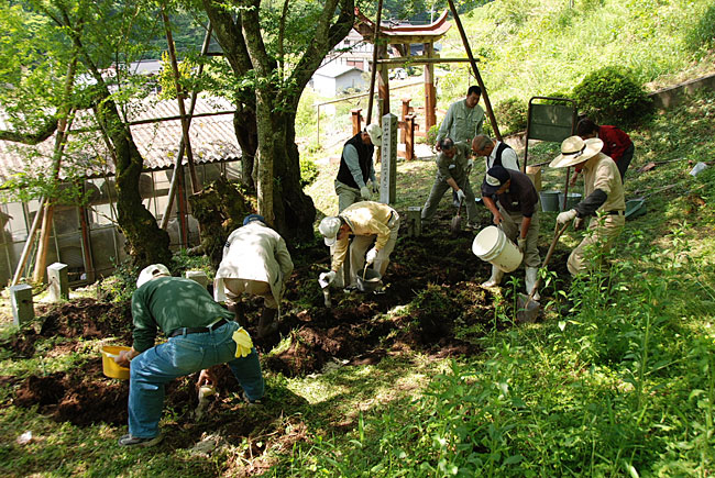 手掘りでの施工の様子(吉備津神社)
